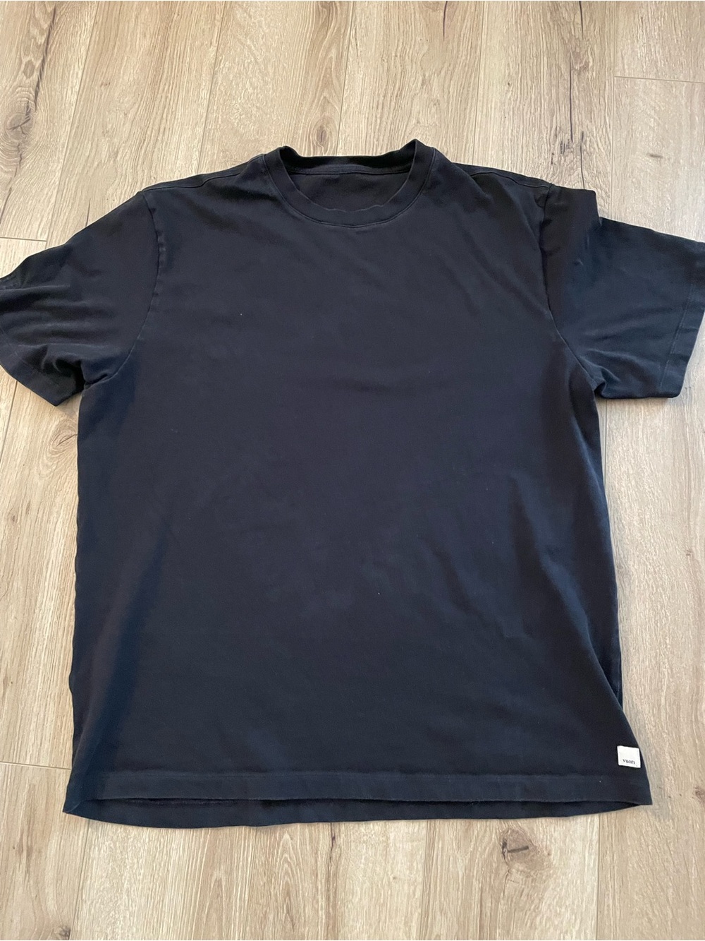 Vuori heavyweight organic cotton t shirt XL $74 new has faint light stains